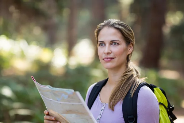 Självsäker kvinna står med karta — Stockfoto