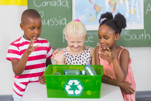 Niños de la escuela que buscan reciclar la caja del logotipo en el aula —  Fotos de Stock