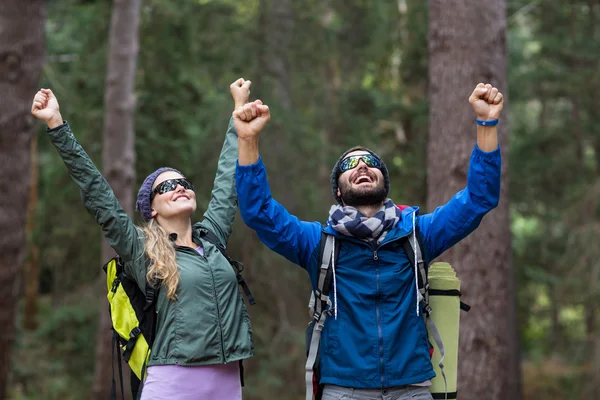 Emocionado casal caminhante na floresta — Fotografia de Stock