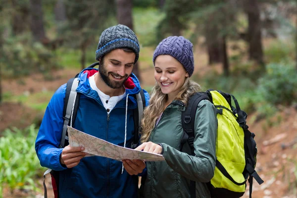 Happy hiker couple looking at map — Stock Photo, Image