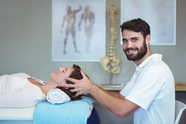 Fisioterapeuta dando massagem na cabeça para uma mulher — Fotografia de Stock