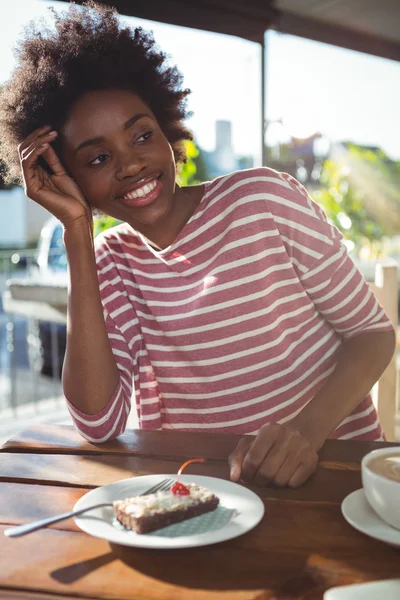 Mujer sonriente sentada en la cafetería —  Fotos de Stock