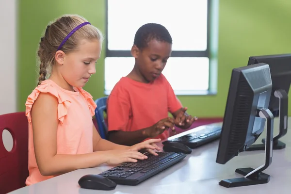 Niños de la escuela usando computadora en el aula — Foto de Stock