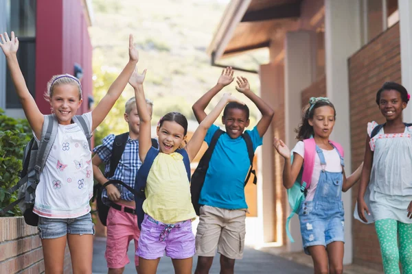 Grupo de niños en fila en el campus de la escuela — Foto de Stock