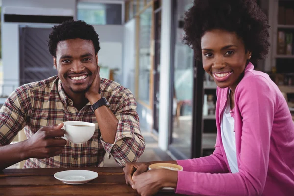 Glada unga par med kaffe — Stockfoto
