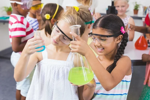 Crianças fazendo uma experiência química em laboratório — Fotografia de Stock