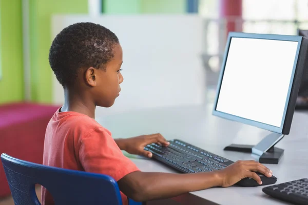 Školák pomocí počítače v učebně — Stock fotografie