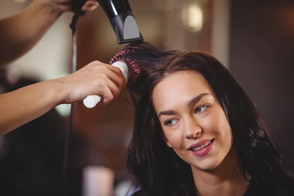 Bella donna ottenere i capelli asciugati — Foto Stock