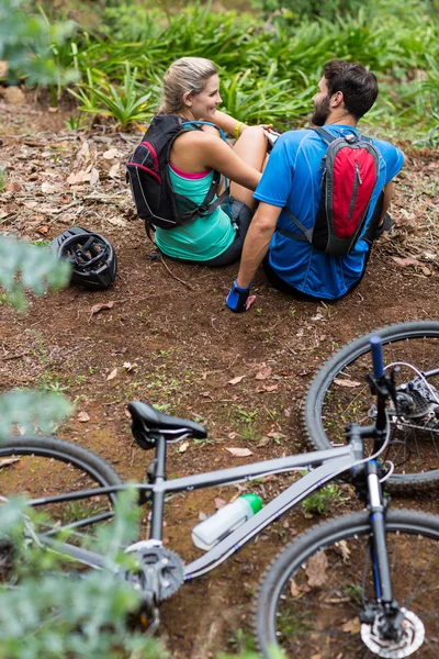 Casal atlético interagindo uns com os outros — Fotografia de Stock