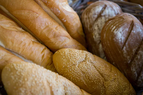 Various breads in basket — Zdjęcie stockowe