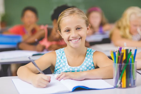 Schoolmeisje haar huiswerk — Stockfoto