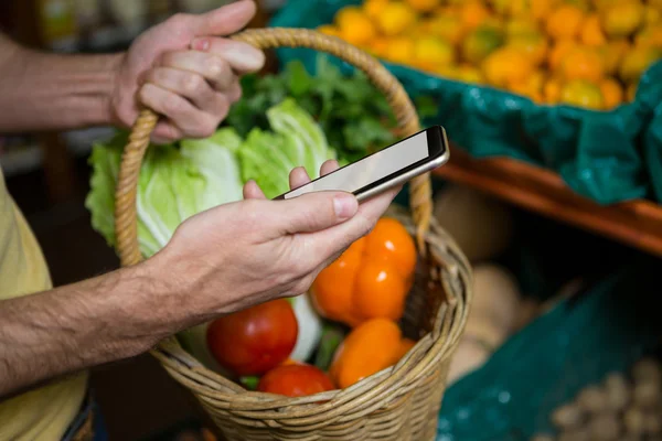 Hombre usando teléfono comprar verduras —  Fotos de Stock