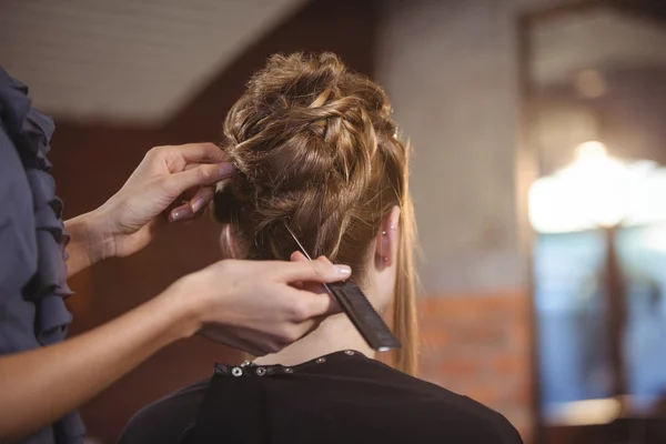 Female hairdresser styling customers hair — Stock Photo, Image