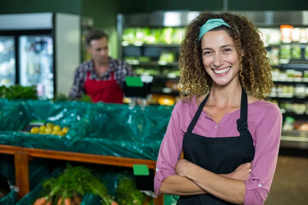 Lächelnde Mitarbeiterinnen mit verschränkten Armen — Stockfoto