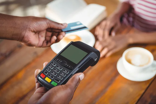 Mesero sosteniendo máquina de tarjeta de crédito — Foto de Stock