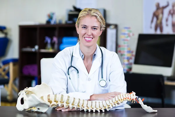 Fisioterapeuta sorrindo dando massagem no pescoço para uma mulher — Fotografia de Stock