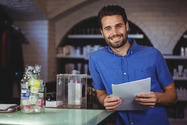 Retrato de peluquero masculino sosteniendo una forma en la peluquería — Foto de Stock