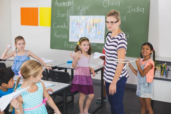 Skolbarnen binda upp kvinnlig lärare — Stockfoto