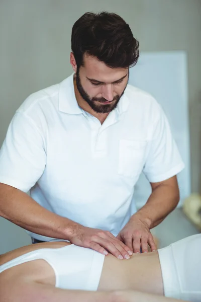 Физиотерапевт, делающий массаж спины женщине — стоковое фото