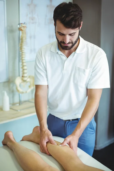 여자에 게 physiotherapist 주는 다리 마사지 — 스톡 사진