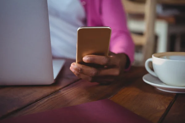 Mujer usando teléfono móvil en cafetería — Foto de Stock