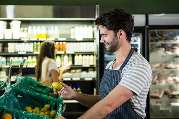 Personal en posesión de una fruta en sección ecológica — Foto de Stock