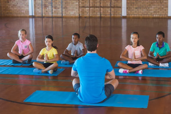 Crianças da escola e professor meditando — Fotografia de Stock