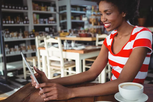 Lächelnde Frau mit digitalem Tablet im Café — Stockfoto