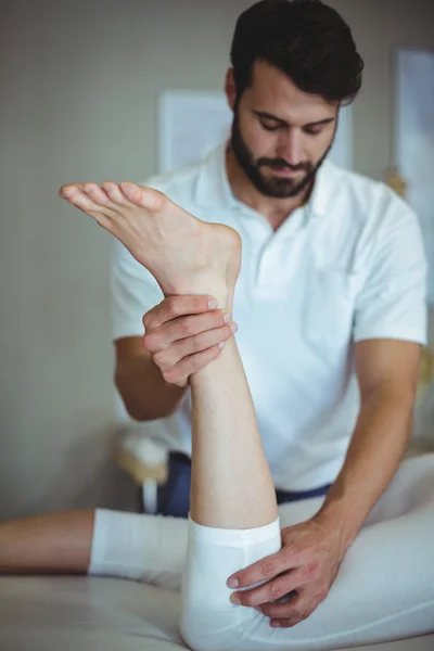 여자에 게 physiotherapist 주는 다리 마사지 — 스톡 사진