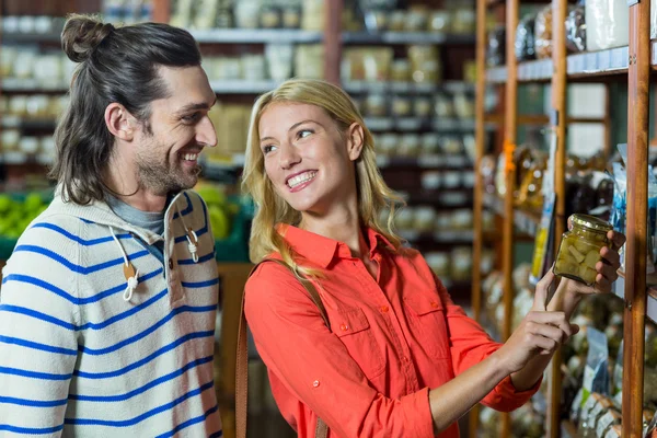 Pareja feliz seleccionando pepinillos — Foto de Stock