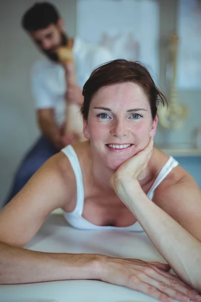 Женщина получает массаж ног от физиотерапевта — стоковое фото