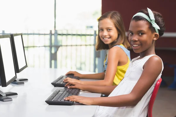 Colegialas usando computadora en el aula —  Fotos de Stock