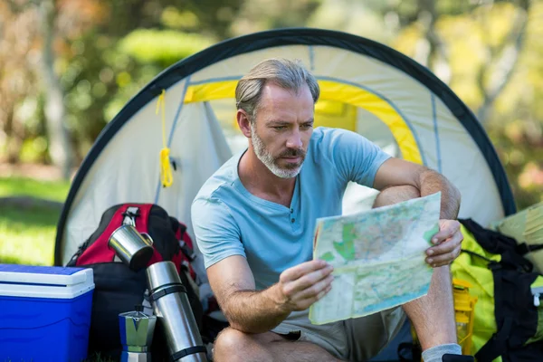 Hiker titta på karta — Stockfoto