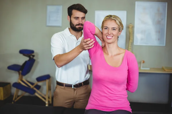 Fisioterapeuta masculino dando masaje en el brazo —  Fotos de Stock