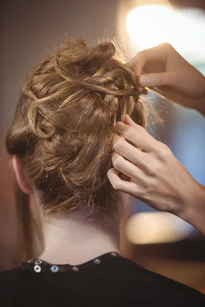 Θηλυκό κομμωτήριο φορμάρισμα των μαλλιών τους πελάτες — Φωτογραφία Αρχείου