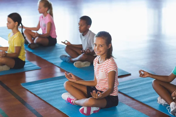 Crianças da escola meditando durante a aula de ioga — Fotografia de Stock