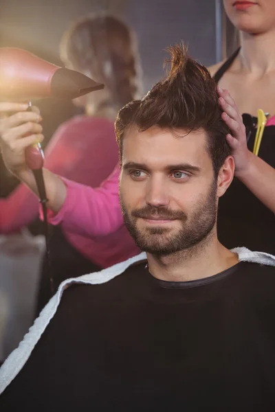 Friseur stylt Kunden Haare — Stockfoto