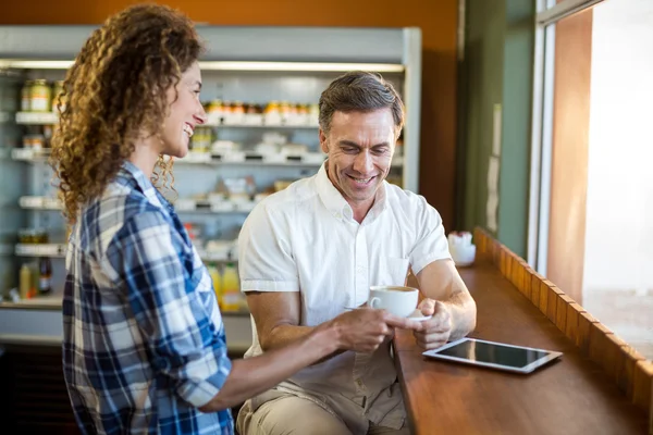 Sorrindo mulher oferecendo uma xícara de café para o homem — Fotografia de Stock