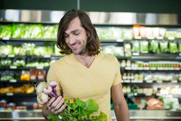 Kupoval tuřín v supermarketu — Stock fotografie