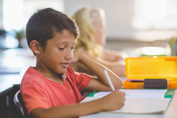 Colegial haciendo su tarea —  Fotos de Stock