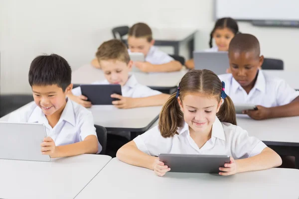 Дети в школе используют цифровой планшет в классе — стоковое фото