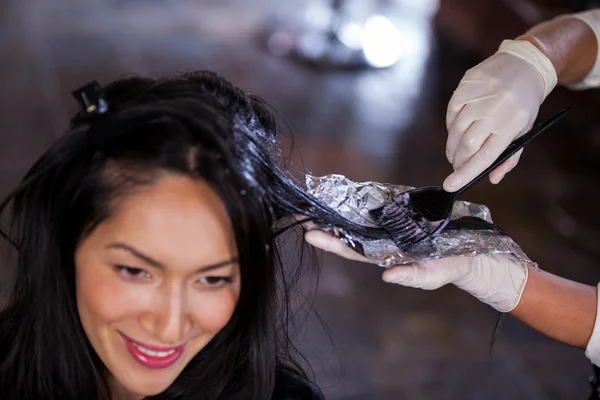 Friseurin färbt Haare ihrer Kundin — Stockfoto