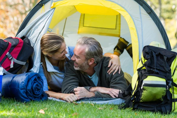 Hiker couple embracing each other — Stock Photo, Image