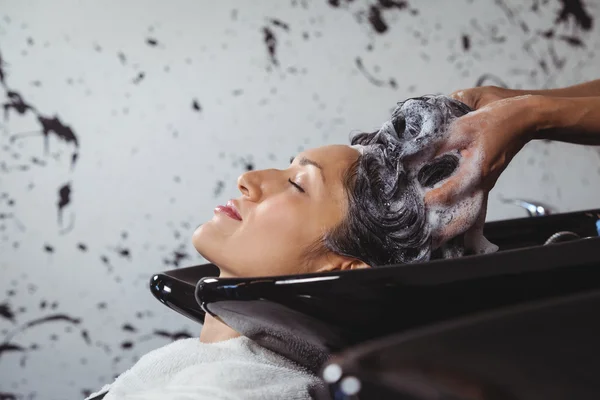 Mulher recebendo sua lavagem de cabelo — Fotografia de Stock