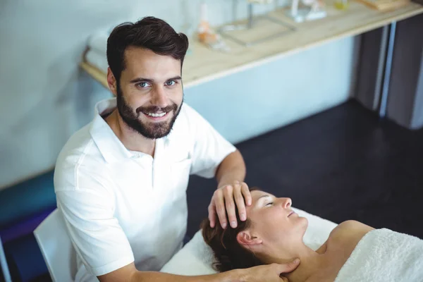 Физиотерапевт делает массаж головы женщине — стоковое фото