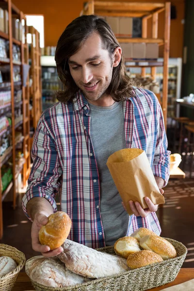 Adam ekmek satın alma — Stok fotoğraf