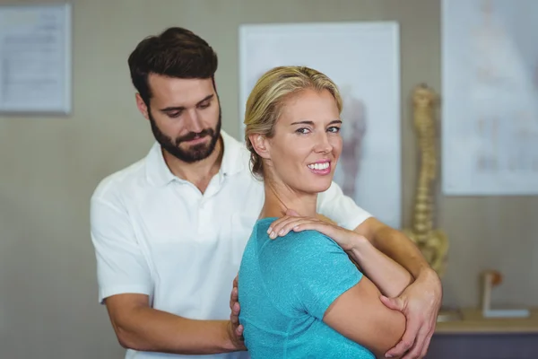 Male physiotherapist giving arm massage to female patient — Stock Photo, Image