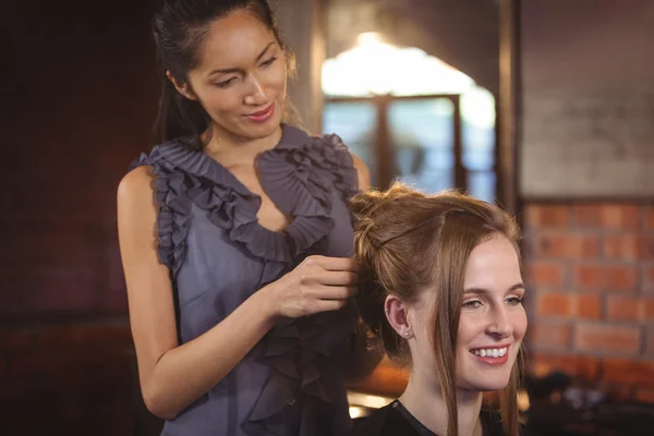 Peluquería femenina clientes de peinado cabello — Foto de Stock