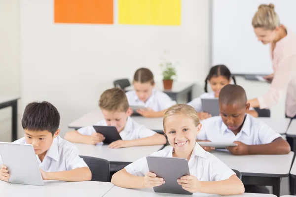 Estudantes usando tablet em sala de aula — Fotografia de Stock