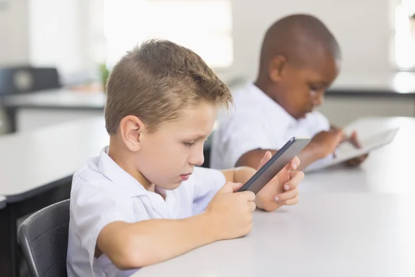 Crianças da escola usando tablet digital em sala de aula — Fotografia de Stock